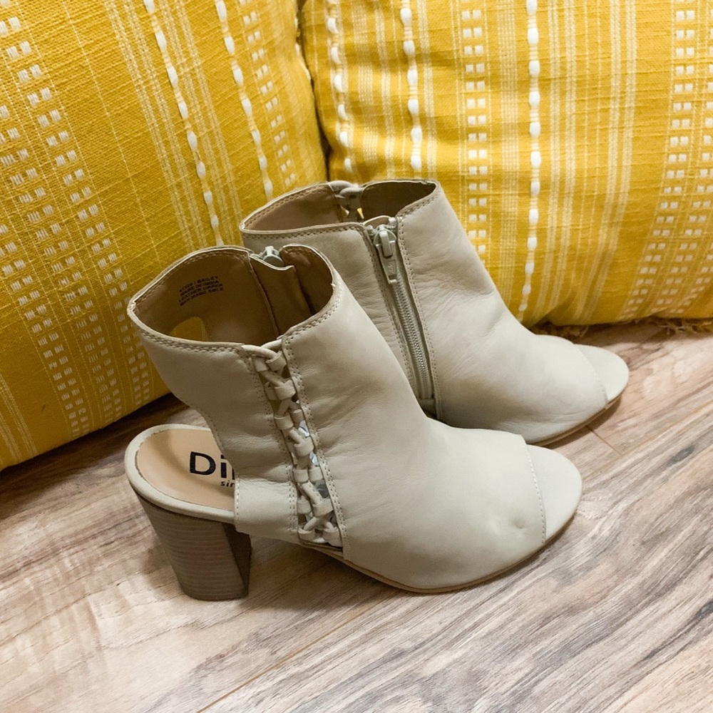 Diba Leather Peep Toe Lace Up Ankle Bootie Size 9